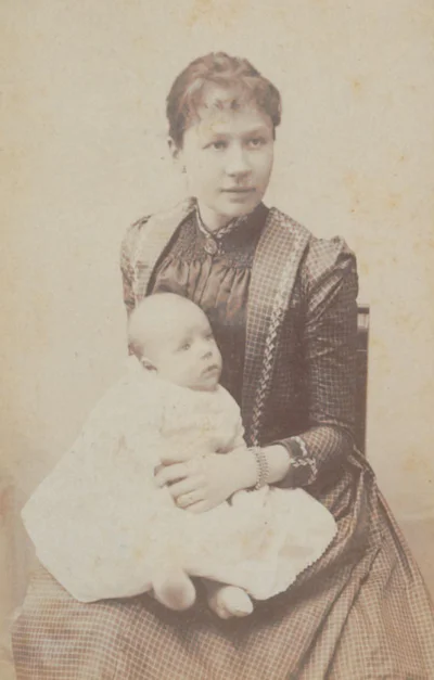 Jo van Gogh-Bonger met haar babyzoon Vincent Willem op schoot, 1890